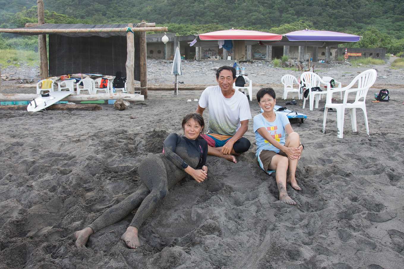 紀錄片工作者李雅芬、小顧教練與顧衝浪負責人陳麗玲(由左至右)攝影羅健宏