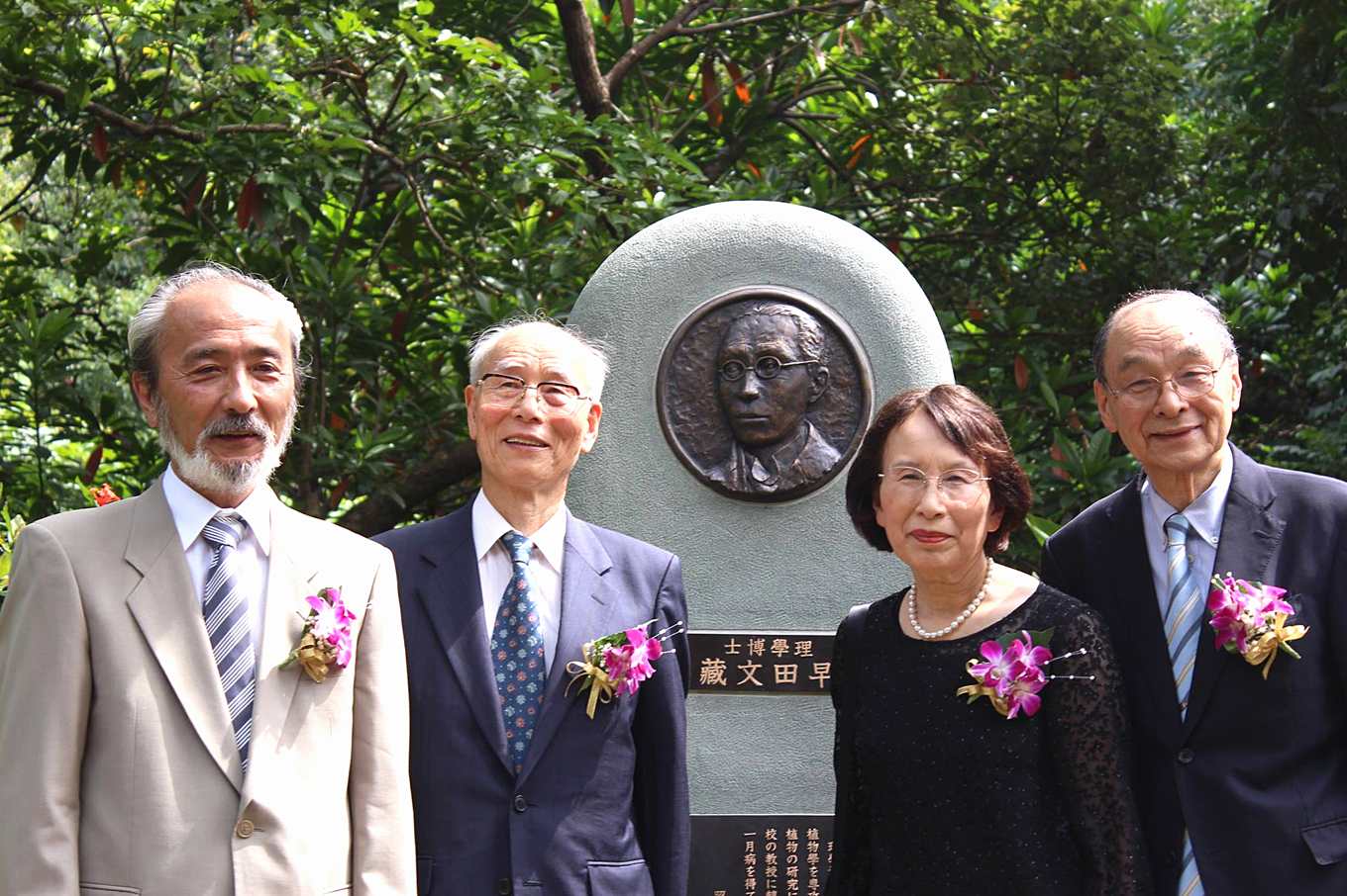 鑄造者與早田銅像合影(攝影/賴郁薇)