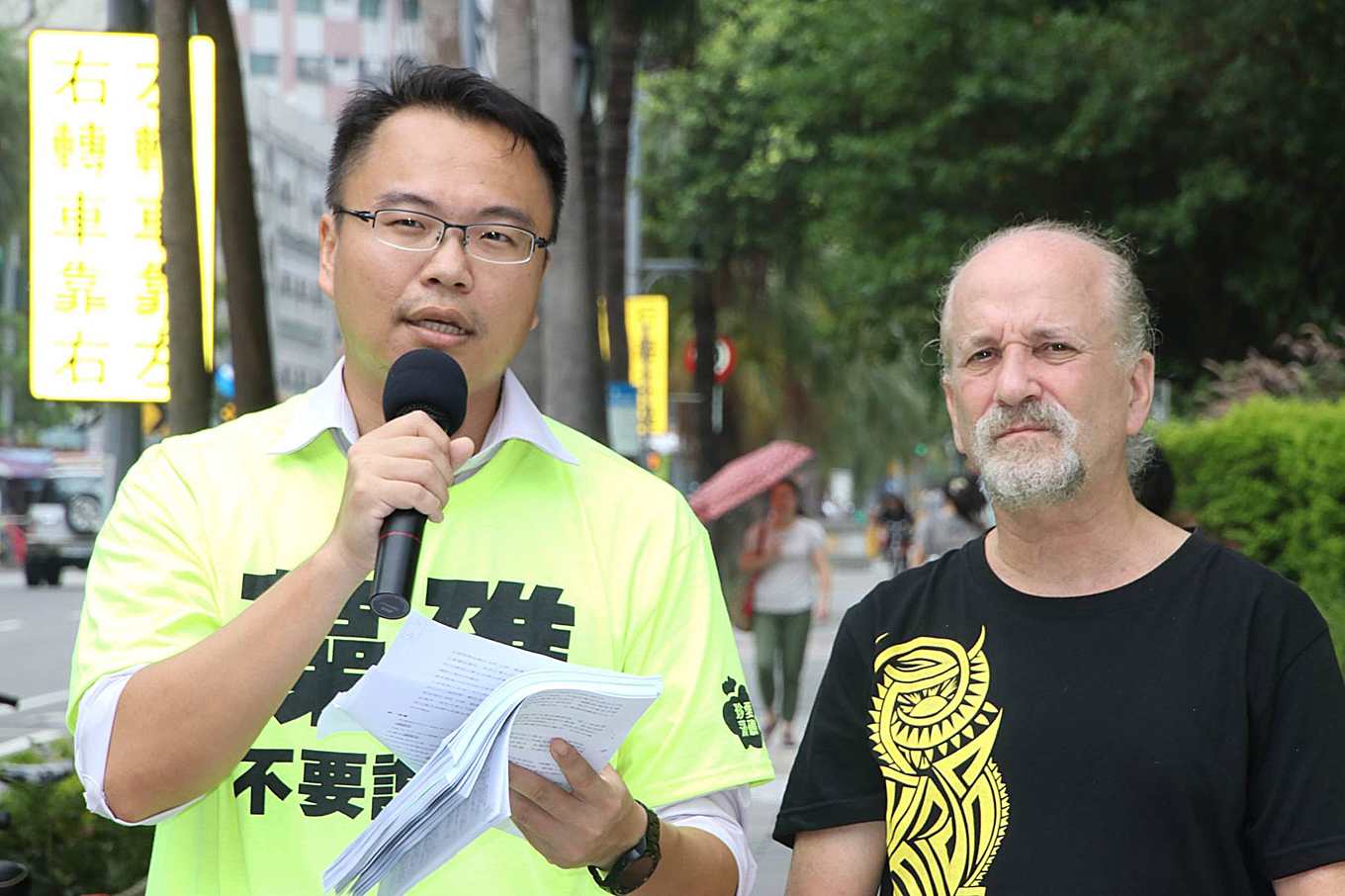 (左)義務律師陳憲政(攝影/孔德廉)