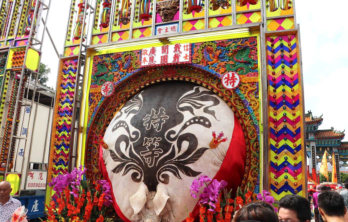 競賽神豬增重上千斤,強迫灌食囚禁,動保團體控折磨,客委會:尊重祭祀文化 | 上下游News&Market