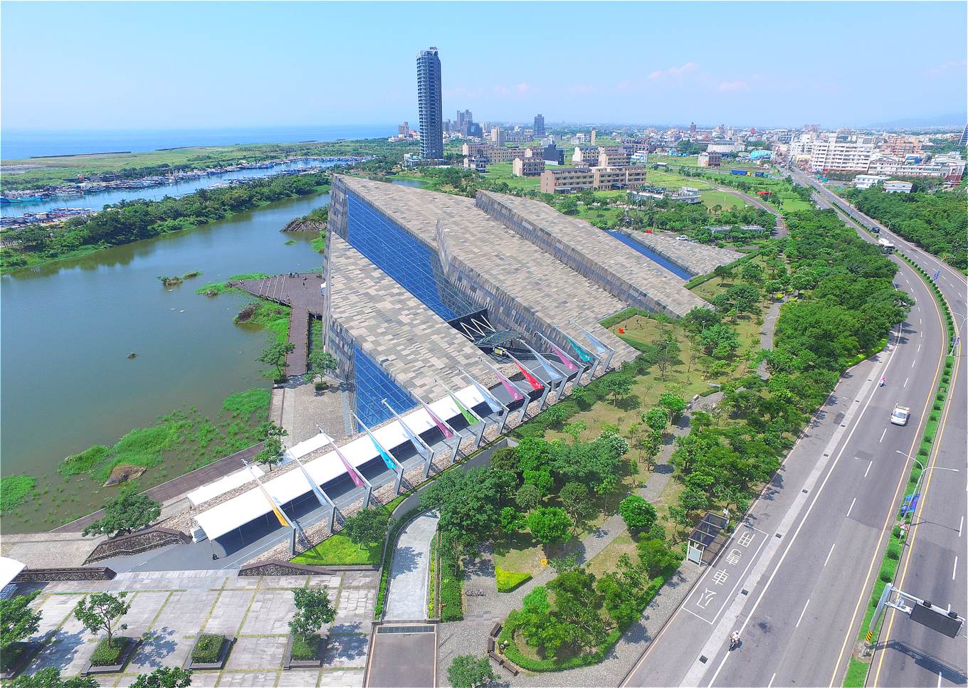 海景第一排飯店環評卡關遭停工 乾脆免環評 宜蘭縣府要求將烏石港劃出東北角風景區 上下游news Market