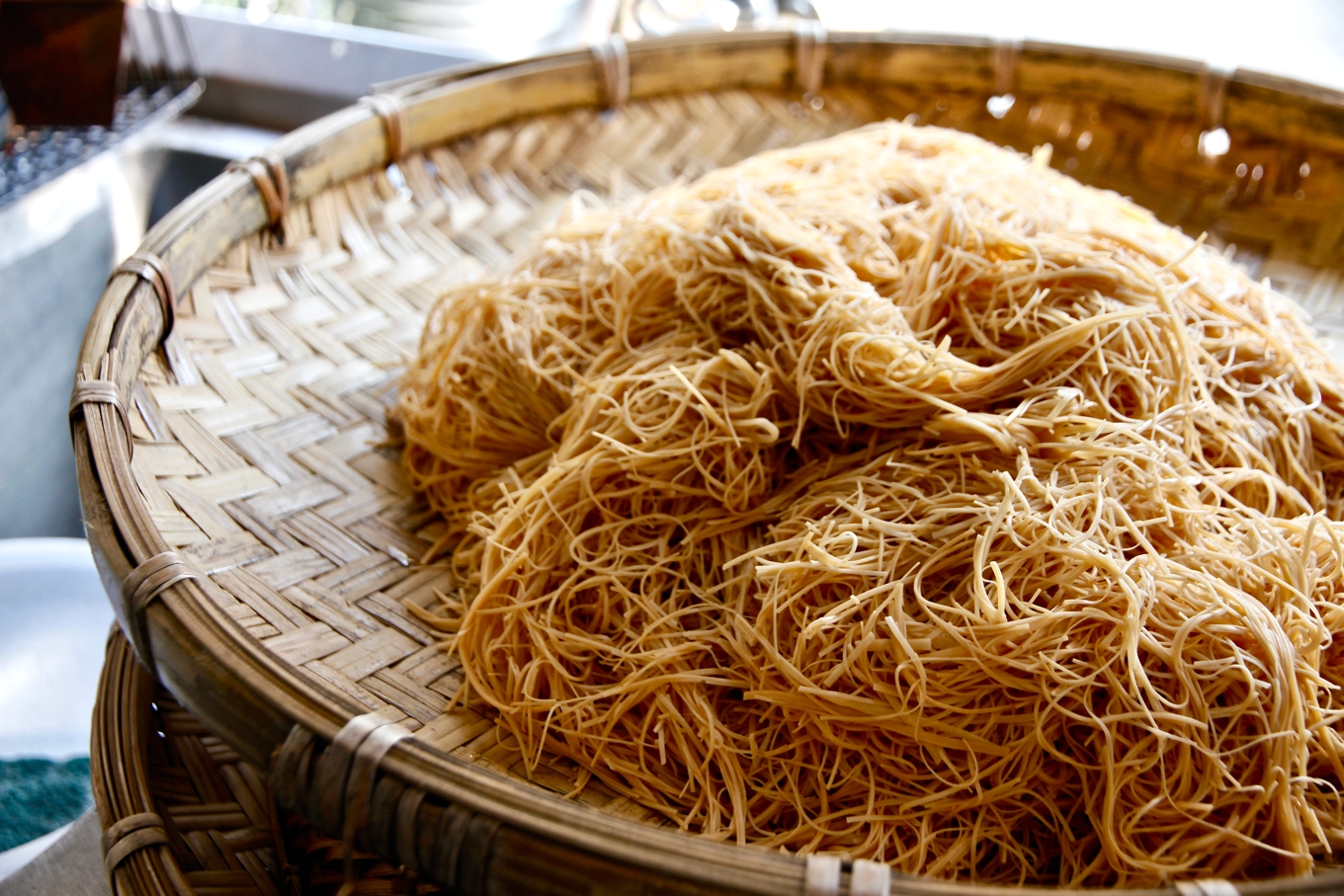 黃昏，江糊裡一碗麵線糊| 豬肋排、柴魚洋蔥熬湯，配一碟蘿蔔熱茶聽演歌| 上下游新聞