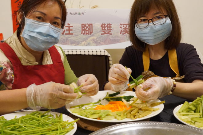 「活跳條」這逗趣的菜名，也表現春天萬物初生的驚喜。