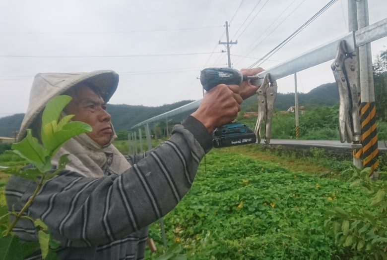 因應宜蘭氣候乾旱化：DIY水利噴水設施3~固定串連支架。規畫、叫料、組裝骨架、安裝水管及噴灑器、串連馬達，都是祥爸一手包辦，田菁和茶只是旁隨的手腳工。強大的工藝能力是日常生活經驗的累積。