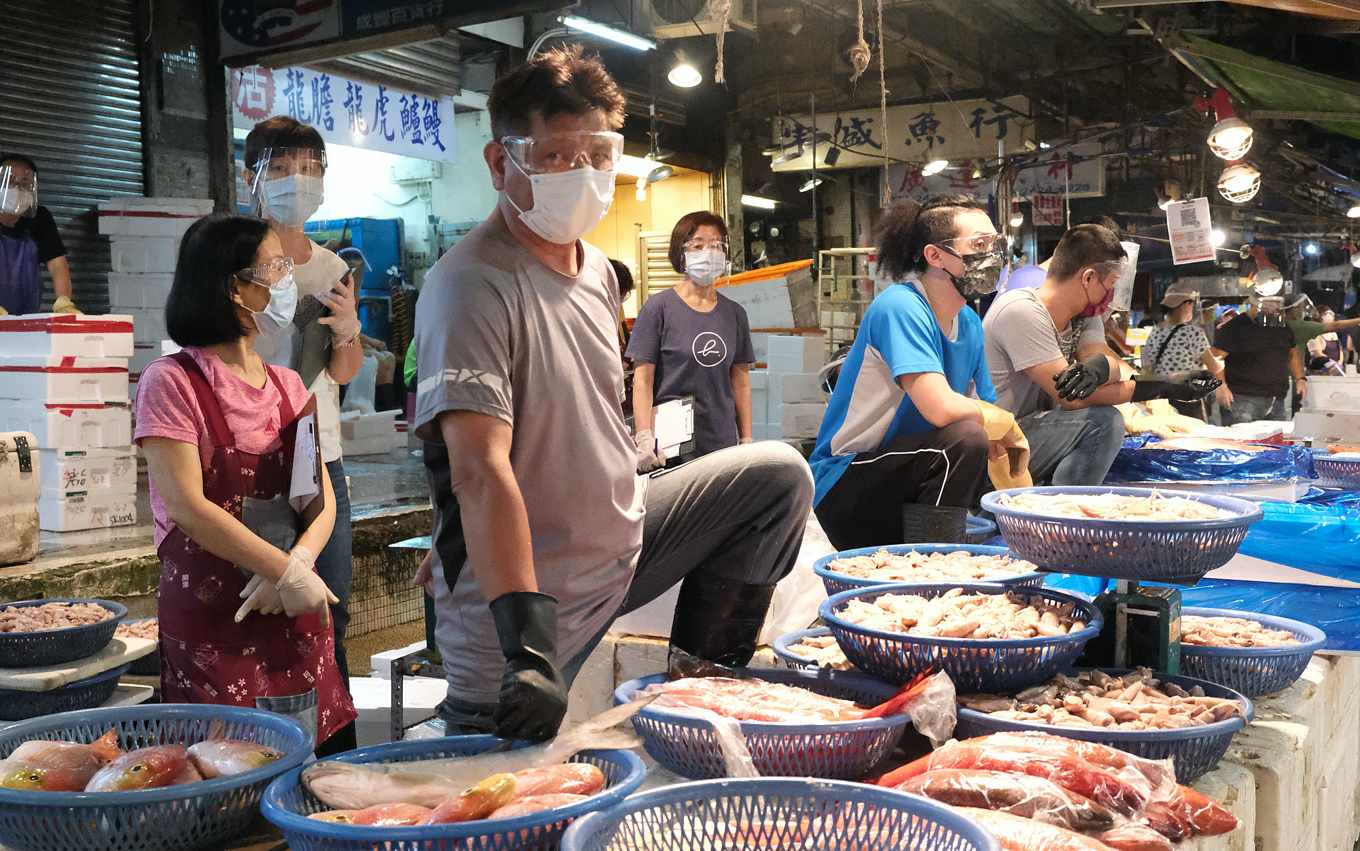 令人敬佩的市場防疫模範生！基隆崁仔頂魚市「雙罩一套」，護生計也護 
