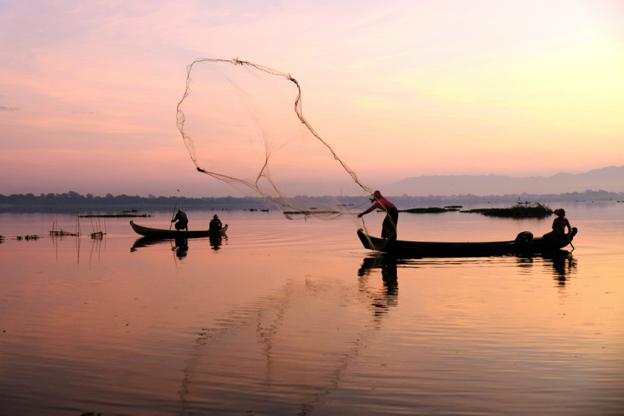 「靠海吃海」，捕魚是人類最古老的取食方法。（攝影師／Sirikul R，連結／Pexels）