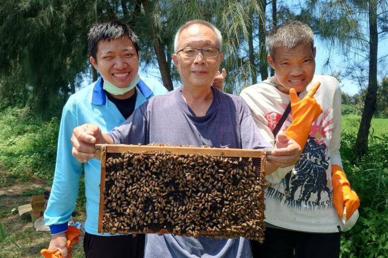 看天田和屏東伯大尼之家合作，提供土地讓院生前來放置蜂箱養蜂，用愛共釀蜂蜜。 