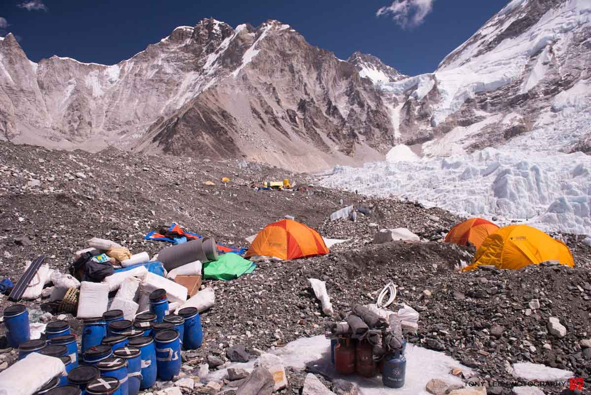 30年來各國登山客與當地雪巴人嚮導協作所製造的垃圾,與吃喝拉撒,施虐這塊淨土與Khumbu冰河這水源之地,攝影/Tony Lee 李安峰