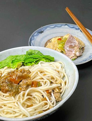 拌上一碗炸醬麵，基本的營養均衡還顧得上，若是切些小黃瓜絲，更是爽口。(攝影/古碧玲)