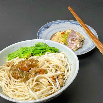 拌上一碗炸醬麵，基本的營養均衡還顧得上，若是切些小黃瓜絲，更是爽口。(攝影/古碧玲)