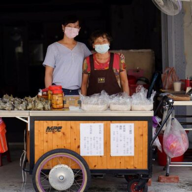原從事幼教的三女兒謝汶遑看不下去長期勞累工作與全身是傷的鐵人媽媽，疫情前辭掉工作回左鎮幫忙。(攝影/邱勤庭)