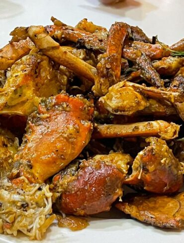 拿起蟹鉗就啃，沒人教我蟹管通蟹管的訣竅，我學著大人們用牙齒硬碰硬，沒有斷牙，只是刮嘴刮手。（攝影／古碧玲）