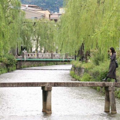 白川疏水上的古樸石板橋。(攝影/徐銘志)