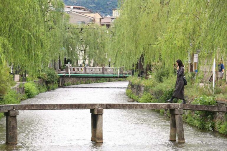 白川疏水上的古樸石板橋。(攝影/徐銘志)