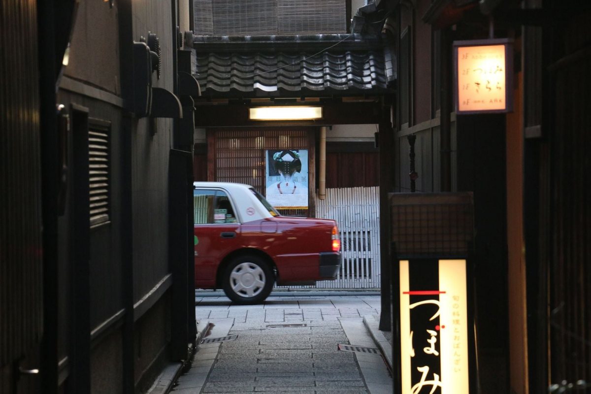 京都祇園裡僅容兩人錯身的小巷。(攝影/徐銘志)