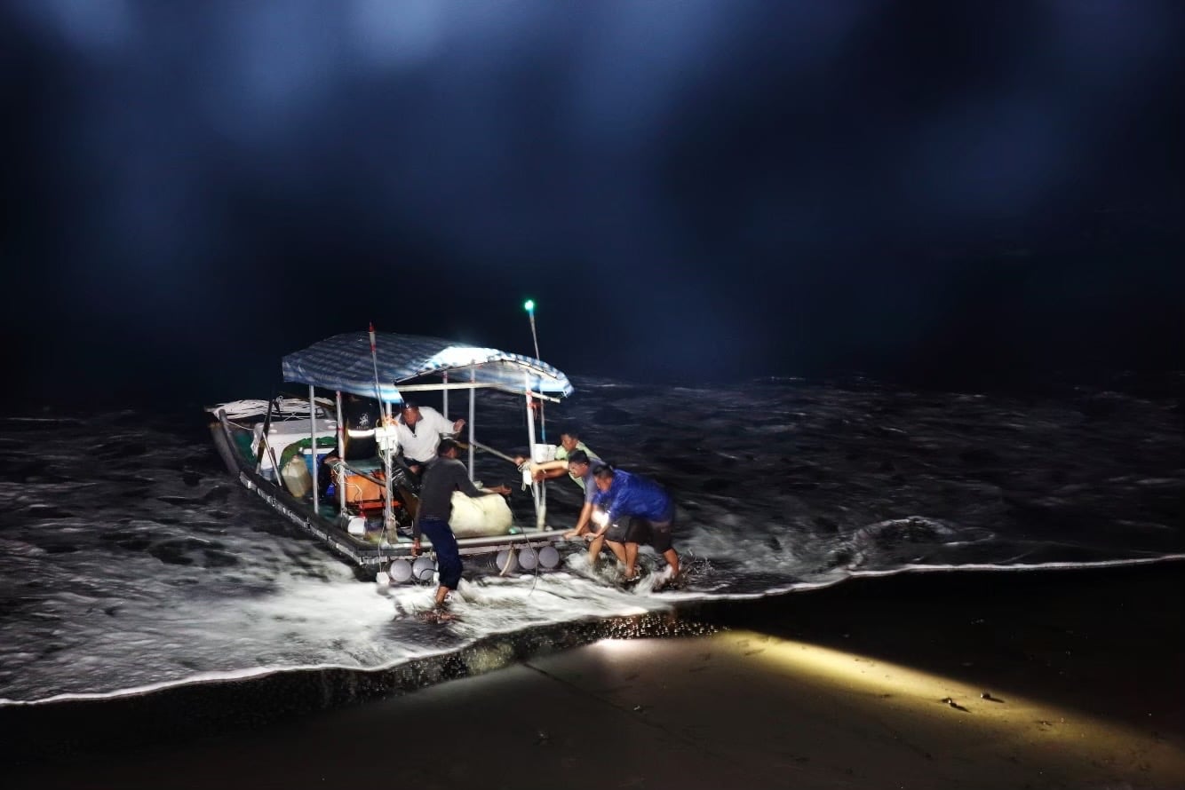 阿美族的飛魚季自每年四月起直到十月，族人於夜間出海捕飛魚(攝影/連慧玲)