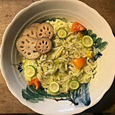 屬於鹹口味的米篩目，加上翠綠的的絲瓜，點綴著七層塔，提出香氣。（攝影/徐彩雲）