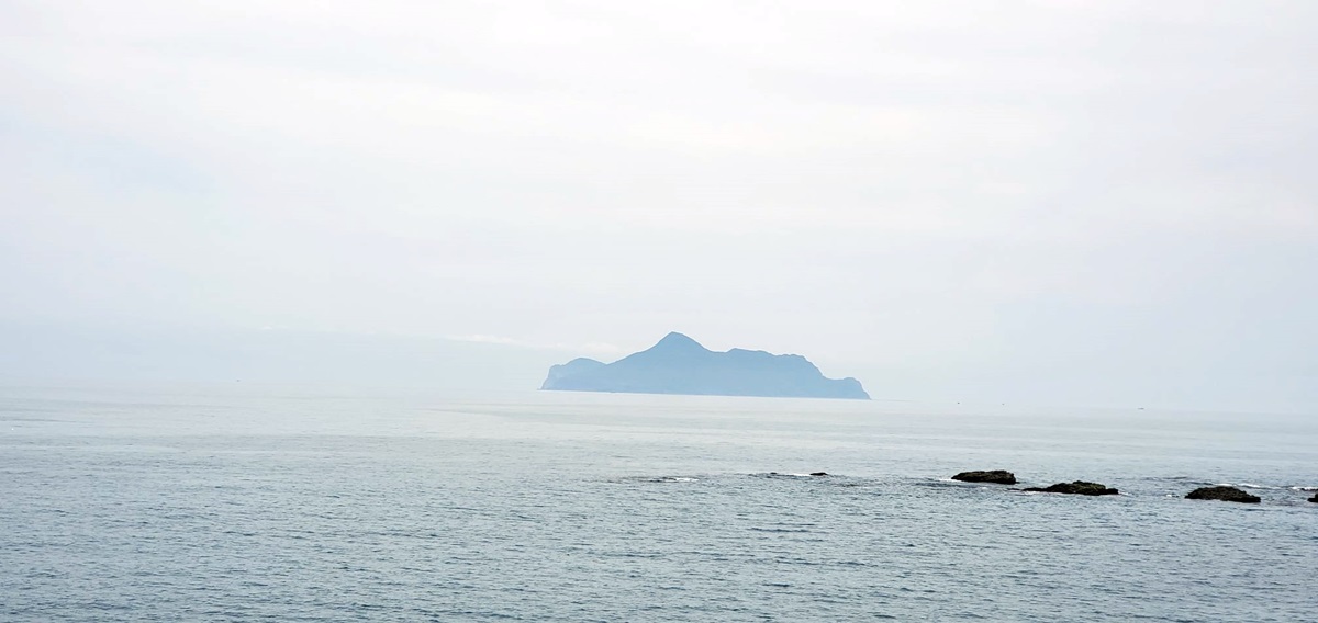 大溪漁港望去的龜山島。（攝影／林敬峰）