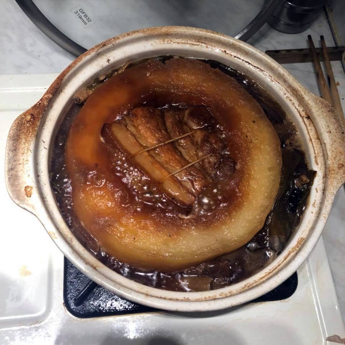用砂鍋燉煮冬瓜封。(圖/吳鳴)