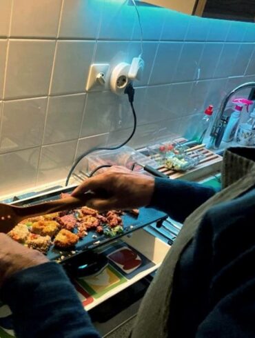 律德做菜絕對是大份量，圖為他在聖誕假期準備燒肉大餐(攝影/張讀行)