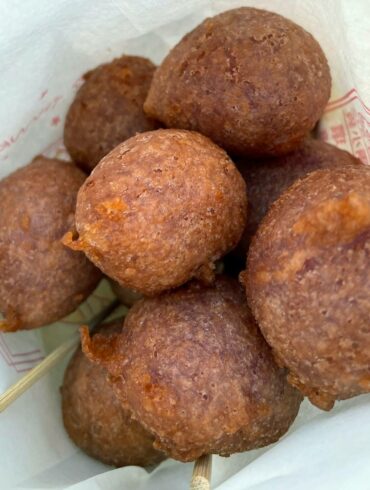 常常買50元大份量於餐桌上，夫妻倆裝滿出紙袋，三兩下我就能夠完食一整包。(攝影/陳議威)