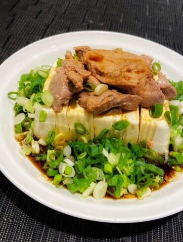 把魚肝擺在豆腐上面，讓所有人看見，知道這道涼拌豆腐的主角是誰。(攝影/馮國瑄)