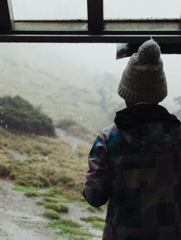 誰說風雨無情？雨愈冷而心愈熱。(攝影：顏歸真)