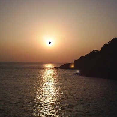 走往津沙的路上，夕陽相伴。(攝影/黃惠鈴)