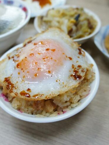 珠記大橋頭油飯焦邊半熟荷包蛋淋醬油佐黏嘴豬油飯(攝影/包子逸)