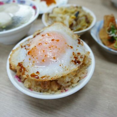 珠記大橋頭油飯焦邊半熟荷包蛋淋醬油佐黏嘴豬油飯(攝影/包子逸)
