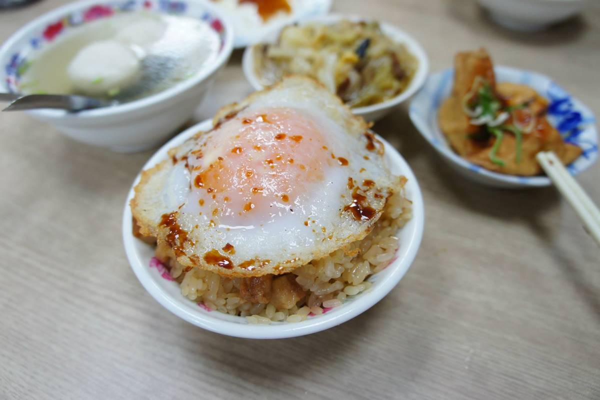 珠記大橋頭油飯焦邊半熟荷包蛋淋醬油佐黏嘴豬油飯(攝影/包子逸)