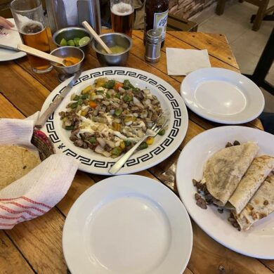 突然覺得嘴中的墨西哥捲餅的餅皮太厚太硬，內餡又酸又鹹又辣味道太攪和。(攝影/古碧玲)