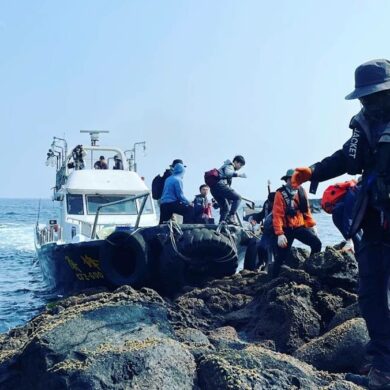 眾人登島。（攝影／洪崇航）