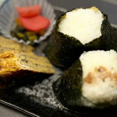 宮本飯糰自家特製的飯糰及菜餚。