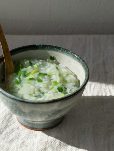 日本京都人習於正月七日吃七草粥（七種がゆ），清淡鹽味非常有早春嫩綠的氣氛。（攝影/料理示範/許邦妮，選自《京都家滋味：秋冬廚房歲時記》）