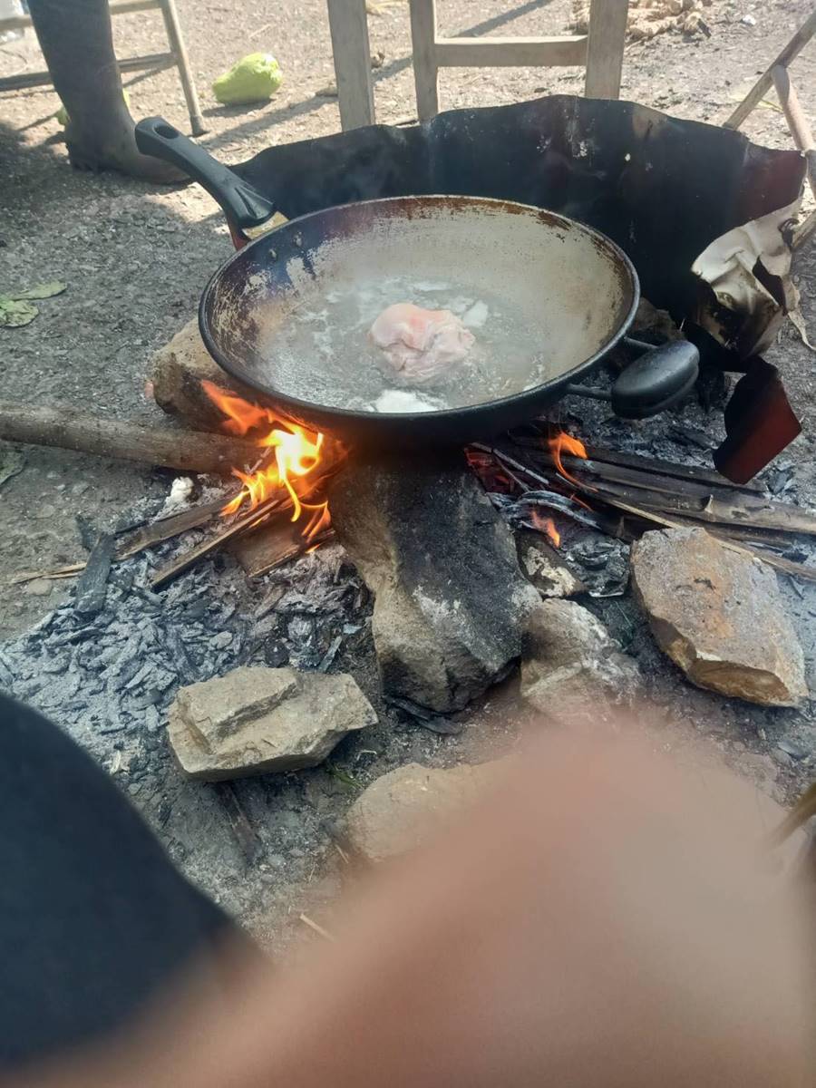 我看見他們在工寮屋外彷彿是孤獨又受傷的候鳥，無聲無力，神情落寞毫無希望的呆坐熄滅的火堆旁（攝影／脈樹・塔給鹿敦 Baisu Takiludun）