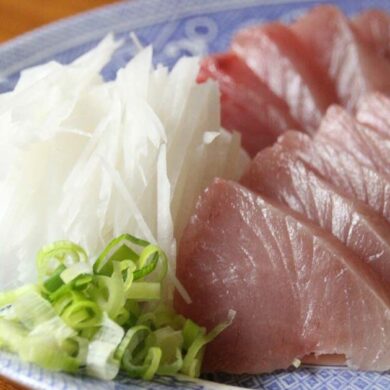 長腰鮪肉質清爽，切片成生魚片，可品嘗第一天的新鮮度與熟成第二天更鮮甜的口感。(攝影/MIRU)