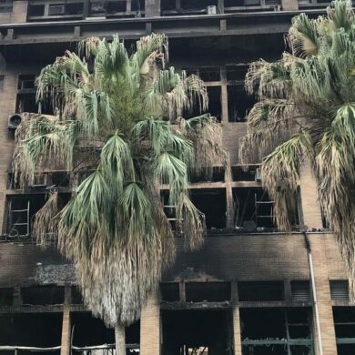 四○三地震發生後，東華大學理工學院一館D棟的火災火燒了足足二十多小時，才告撲滅(攝影/朱浩一)