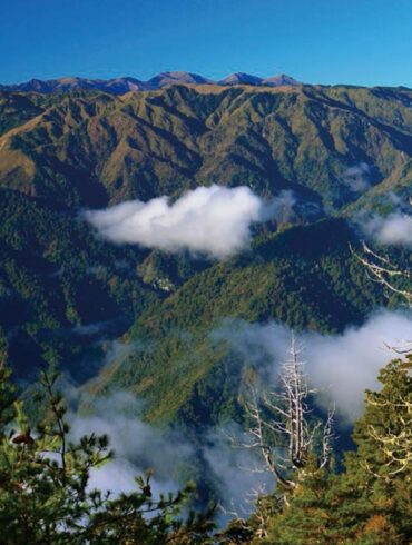 層層疊疊的台灣山岳等著我們前去探索(攝影/崔祖錫)