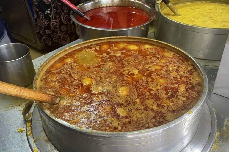 魚湯麵與椰子麵的湯頭（圖／周姚萍）