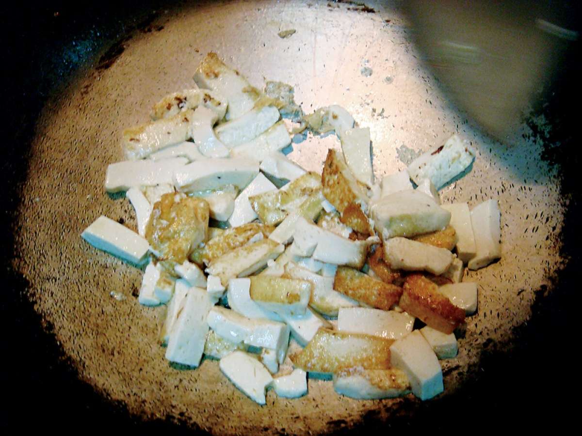 嫩豆腐要切成長長細細的條狀,煎成金黃,再淋上醬油煮至收乾(攝影/陳淑華)