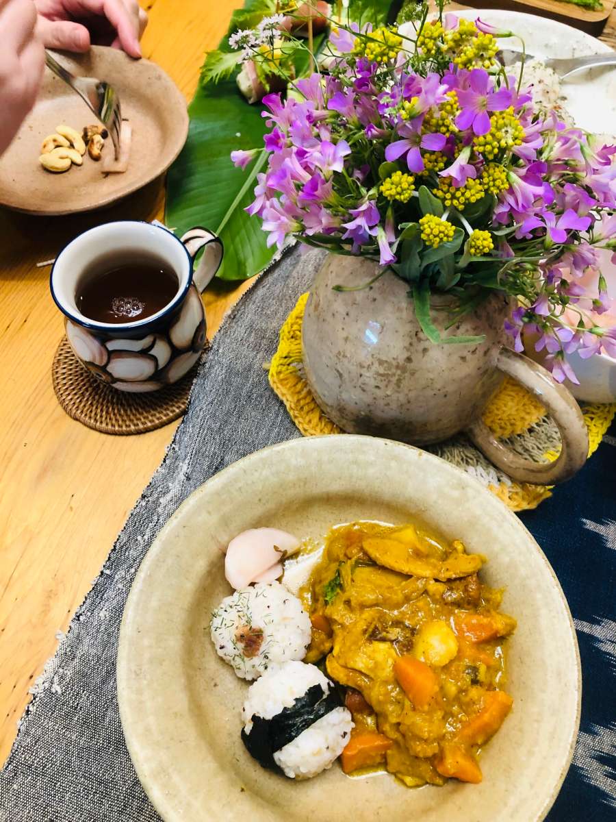 春季的酢漿草小紫花、鼠麴草小黃花做為桌上風景(攝影/陳牖心)