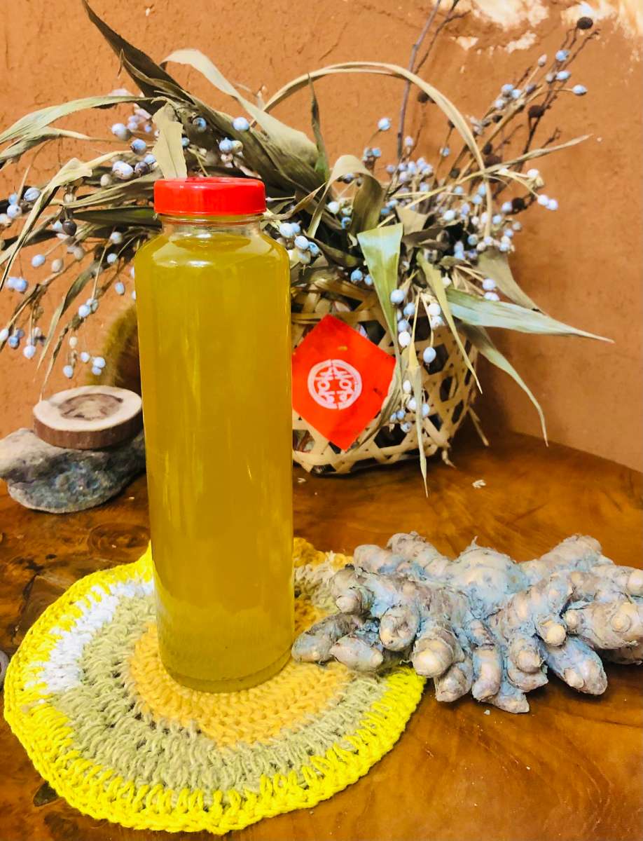 夏季的薏苡做為桌上風景,陪襯自製發酵薑黃液(攝影/陳牖心)