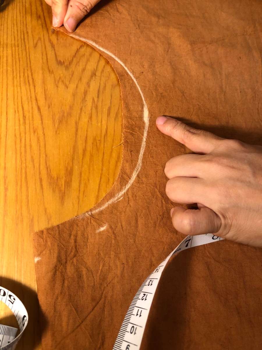 以薯莨染的棉布手縫洋裝,回溯先人製衣的智慧,是現代人的生活情趣(攝影/陳牖心)