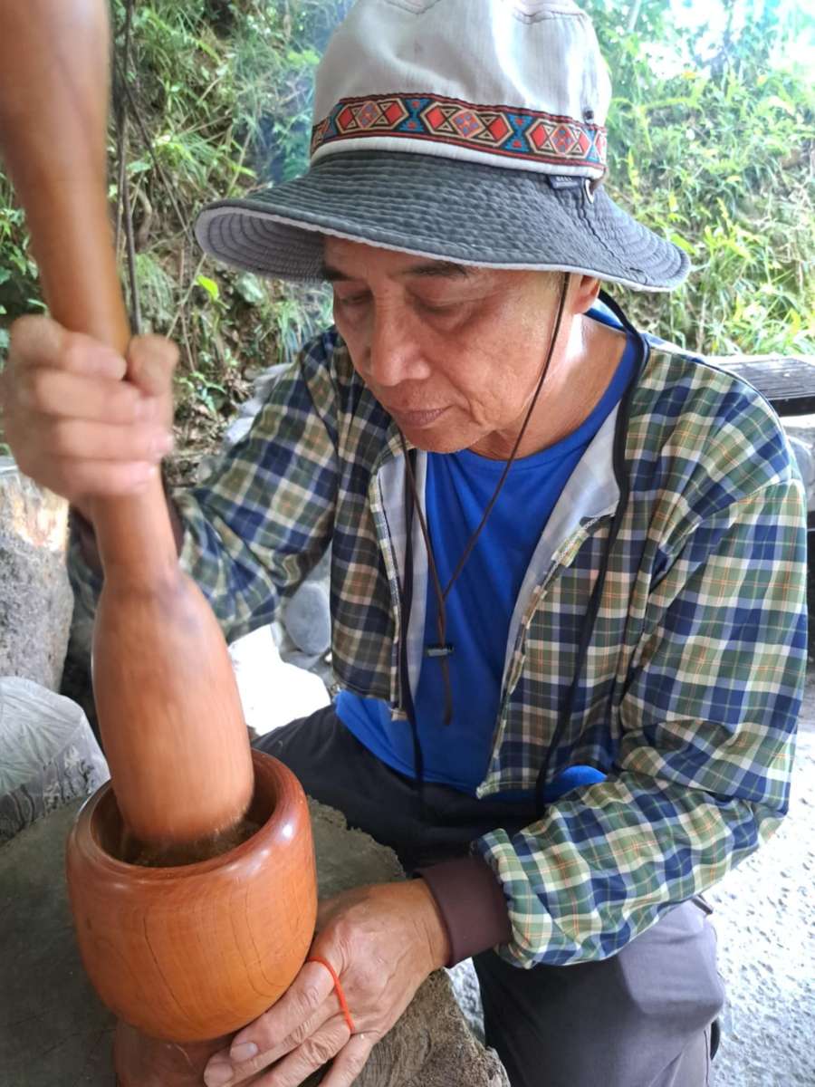 示範搗碎南瓜籽與花生的村長-林肯毅(攝影/楊依璇)