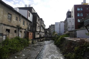 當年清澈豐沛、有魚蝦生息其間的茄苳溪，現在也無處尋覓了(攝影/戴芫品)