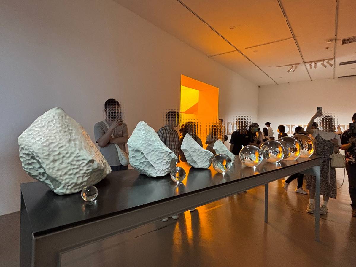 北美館所展的〈冰河的最後七天〉以冰山與水晶球並列,具象展現冰川融化後的體積守恆概念,將抽象科學轉化為感官經驗(攝影/真然)