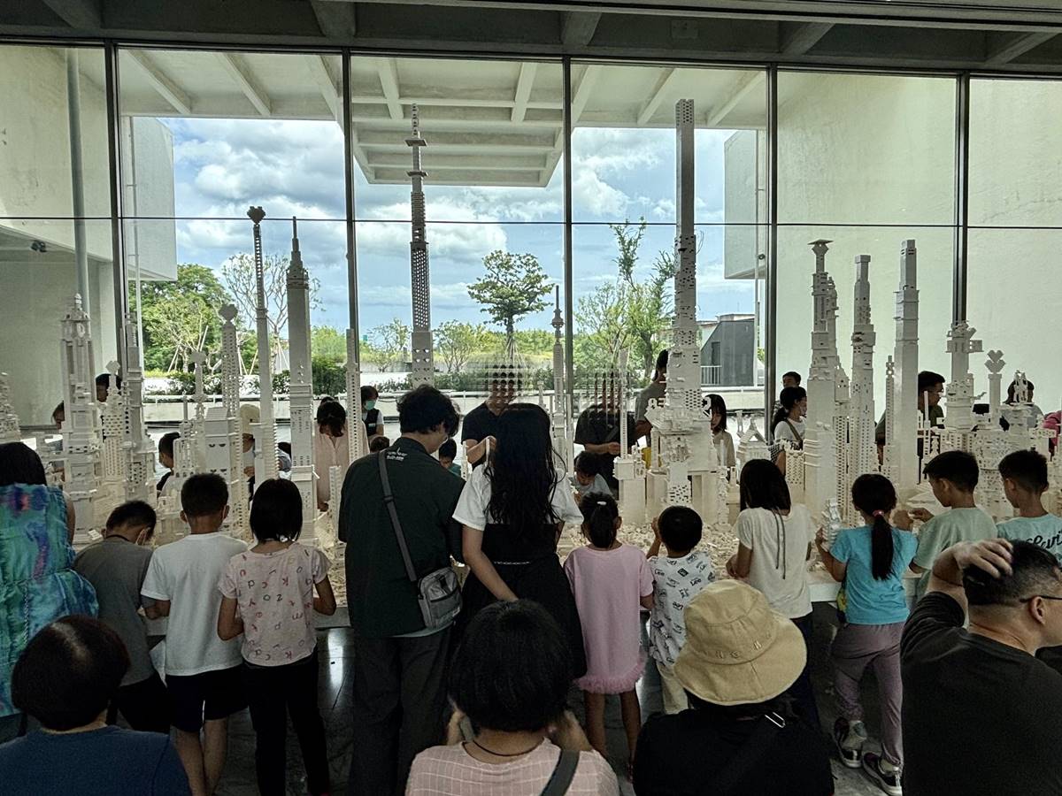 刻正在北美館展出的《你的好奇旅程》,觀眾可任意搭建或拆解白色積木城市,象徵地球資源的共享與掠奪(攝影/真然)