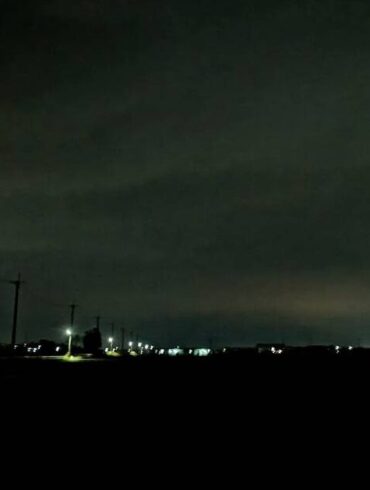 大片的地景大片的黑沒有盡頭，人生在其中變得扁平，沒有圍牆也沒有出口(攝影/戴芫品)