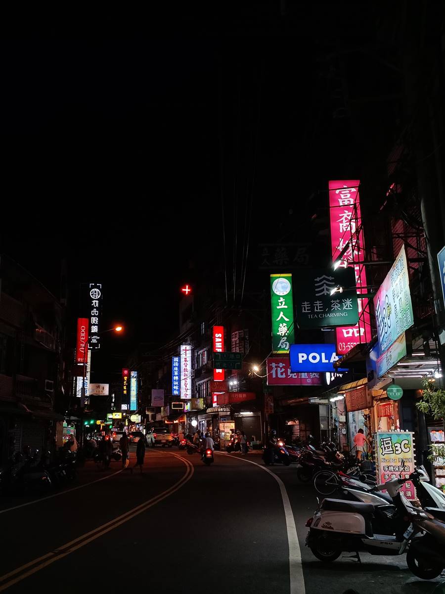 霓虹燈閃爍得我的眼睛回憶起早已習慣的黑暗(攝影/戴芫品)